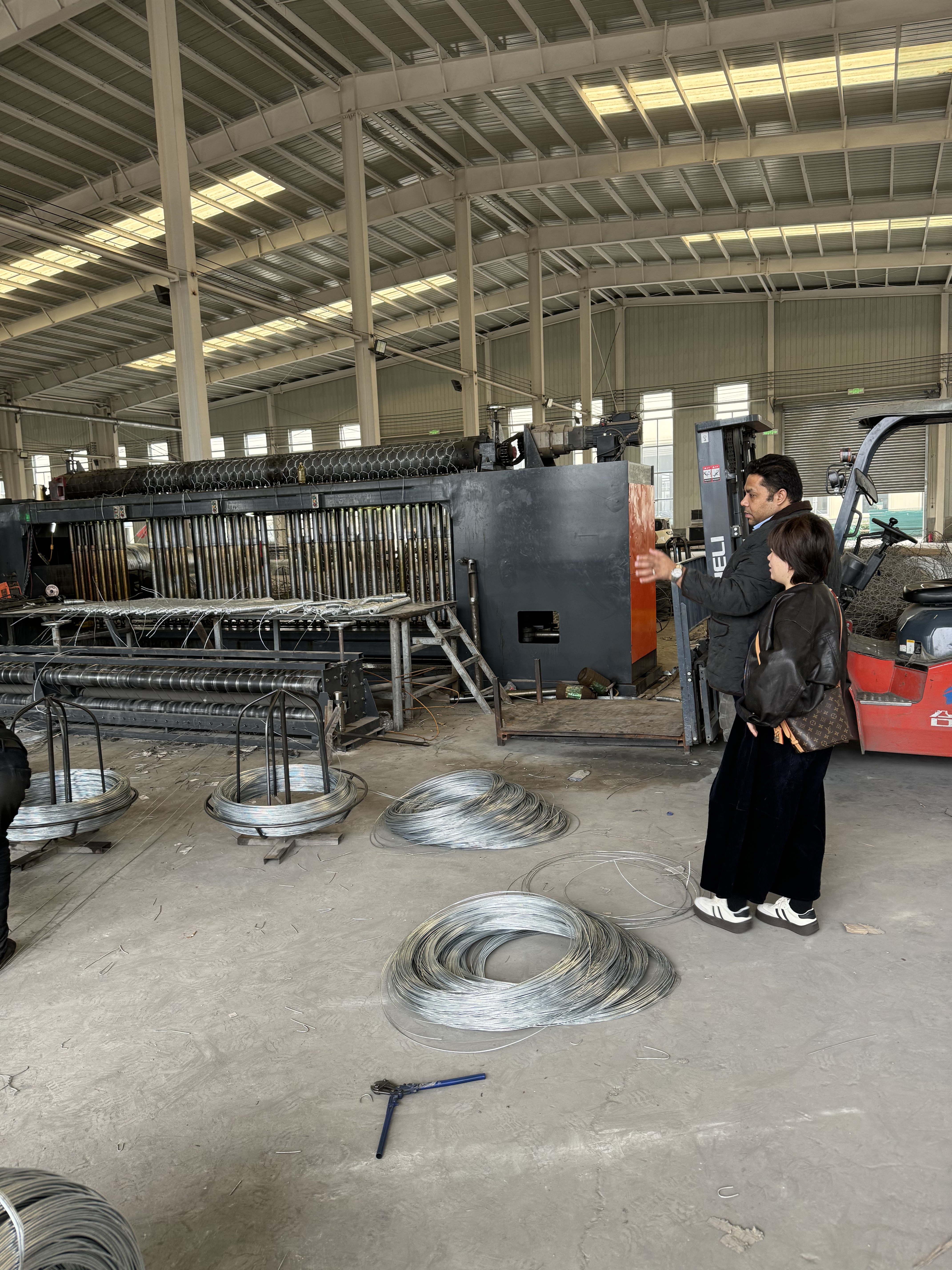 أحدث مدونات الشركة حول Nepal Clients Visit Our Factory to Inspect Automatic Gabion Mesh Machine