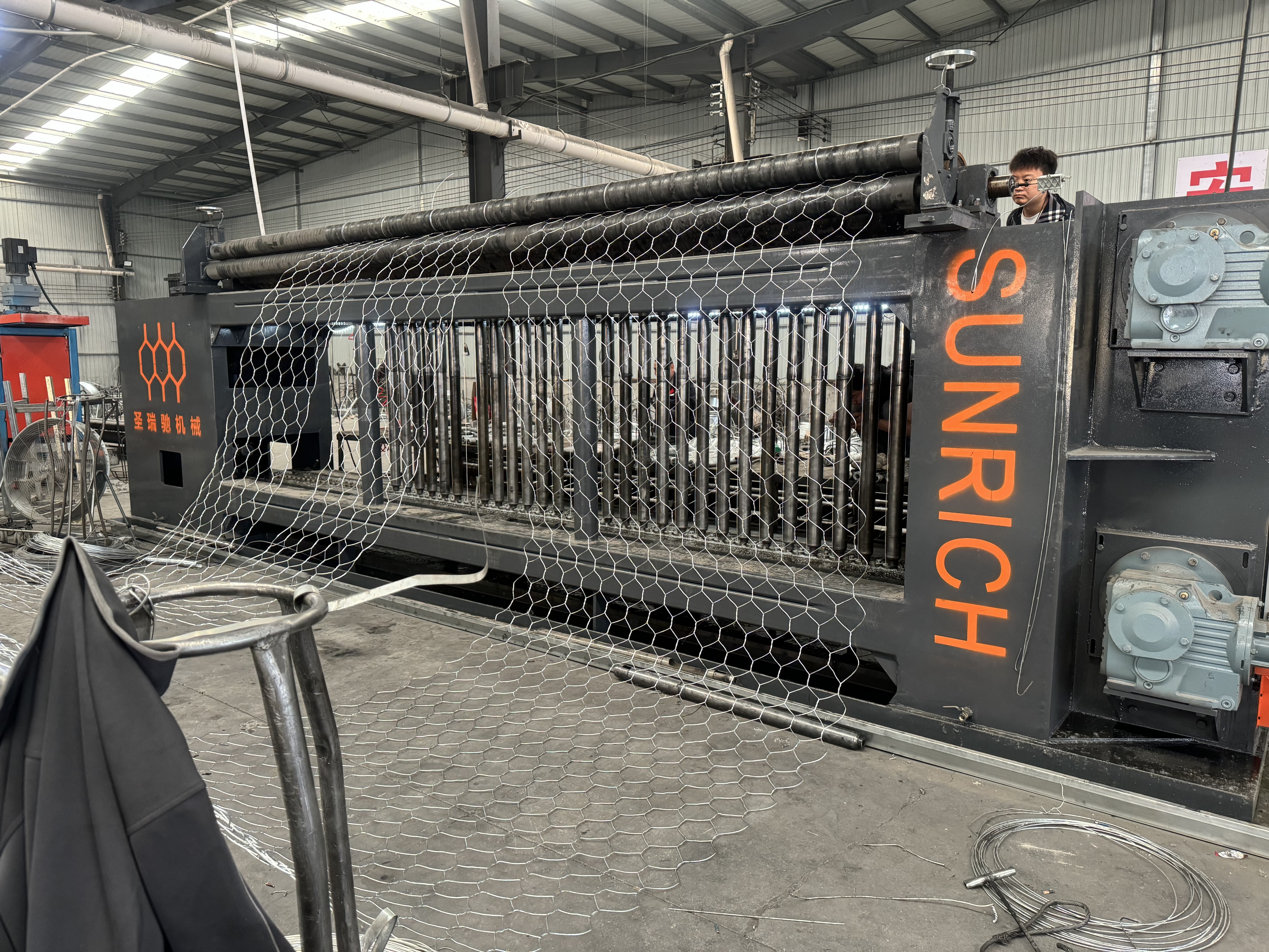 أحدث مدونات الشركة حول آلة شبك الغابيون المؤازرة CNC المشحونة إلى نيبال لمشروع حماية الأنهار